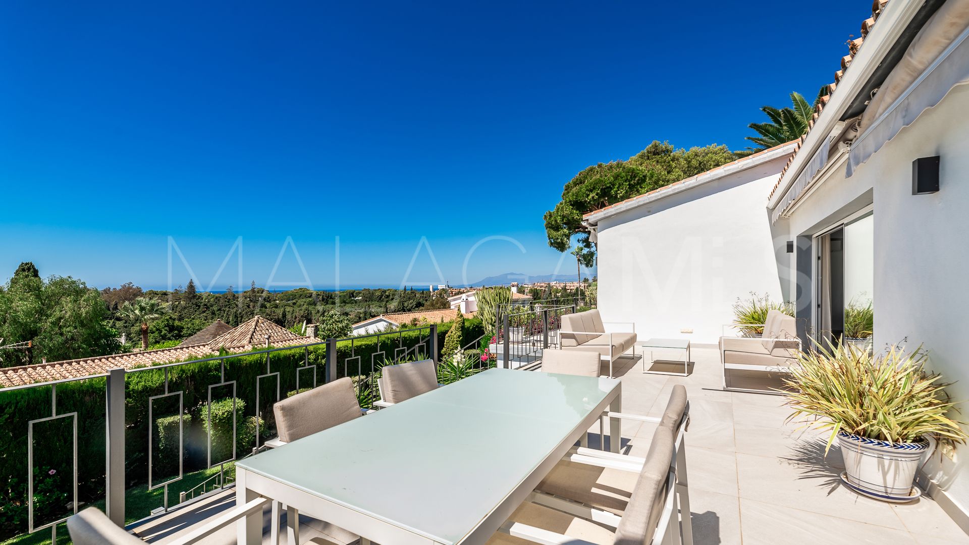 Villa for sale in Elviria