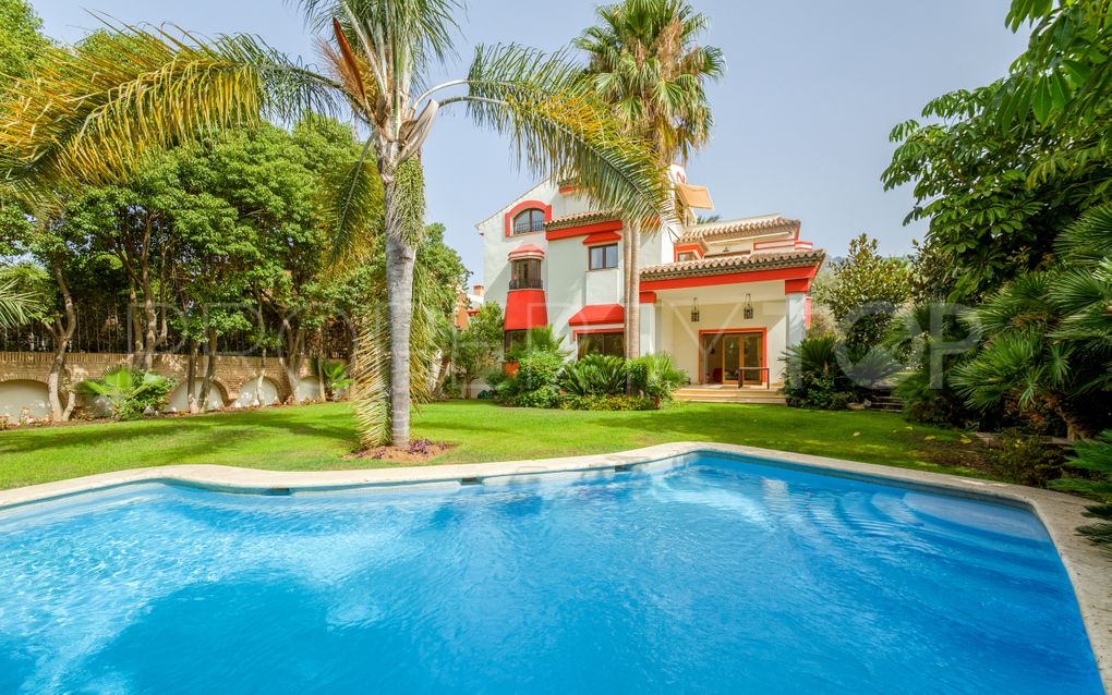 For sale Altos de Puente Romano villa with 5 bedrooms