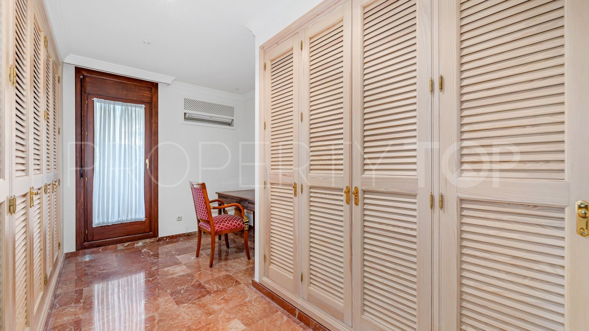 Villa for sale in Beach Side Golden Mile with 6 bedrooms