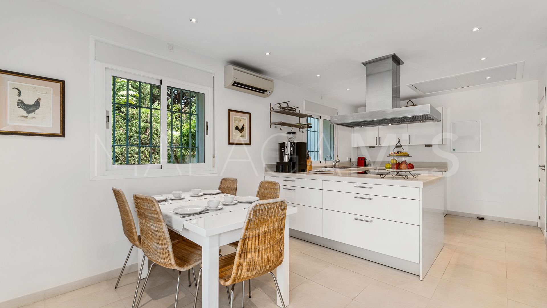 Buy villa in Elviria