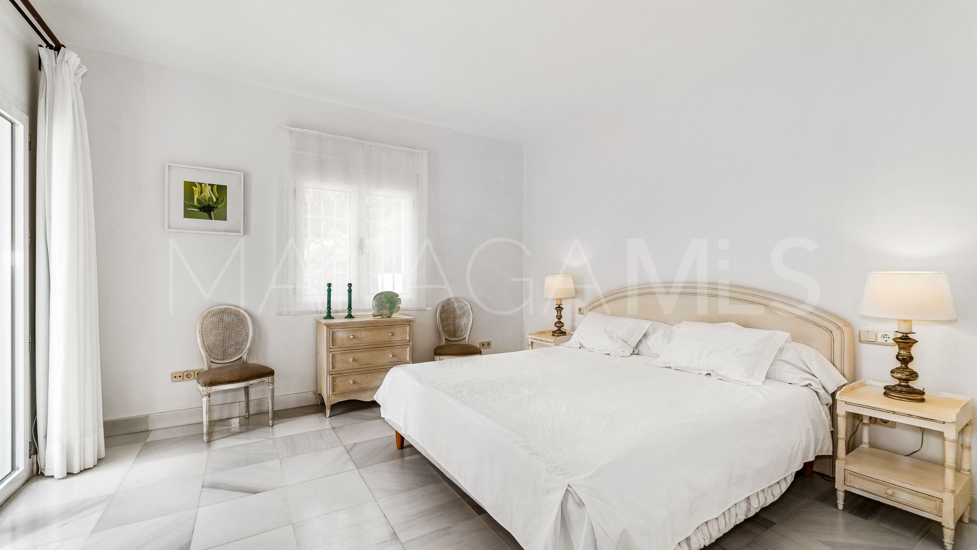 Buy villa in Elviria