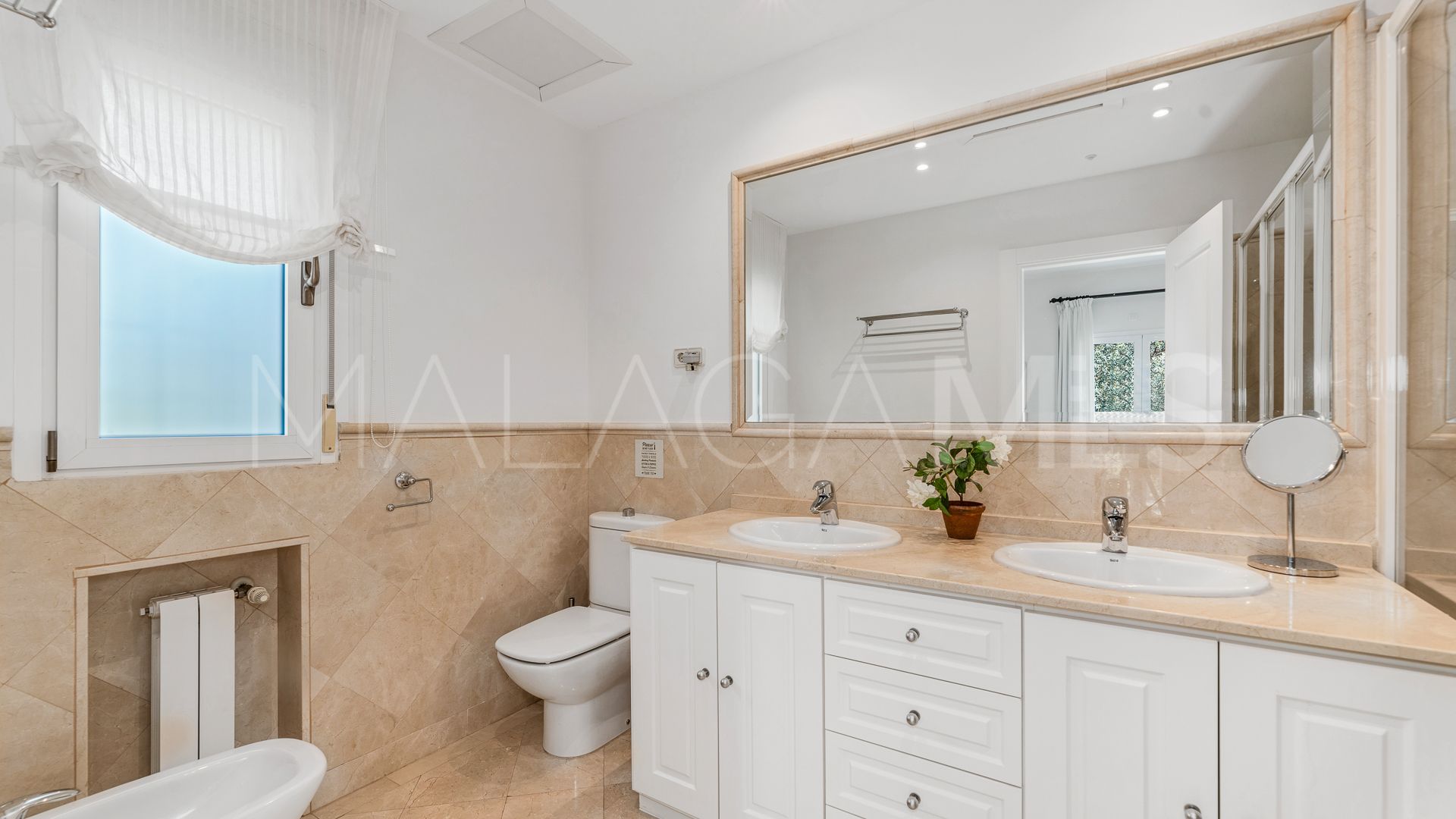 Buy villa in Elviria