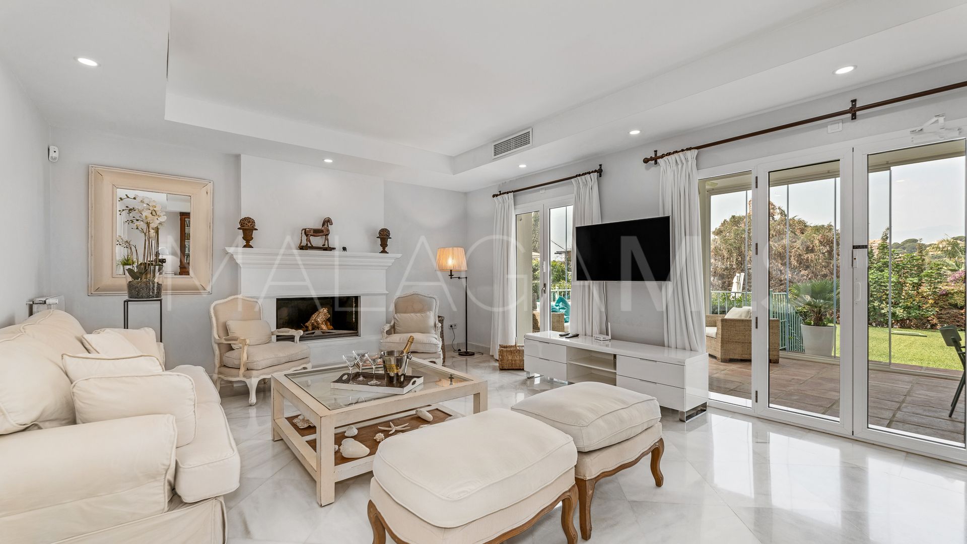 Buy villa in Elviria