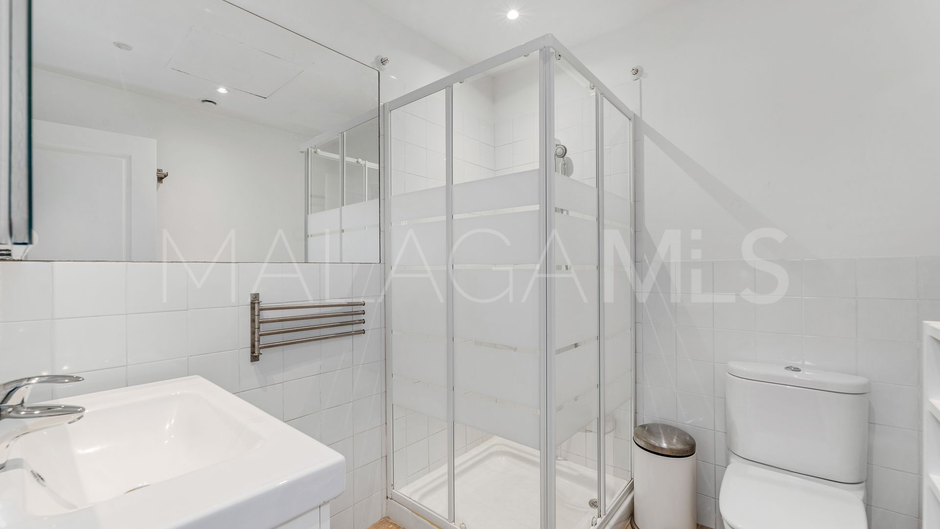 Buy villa in Elviria