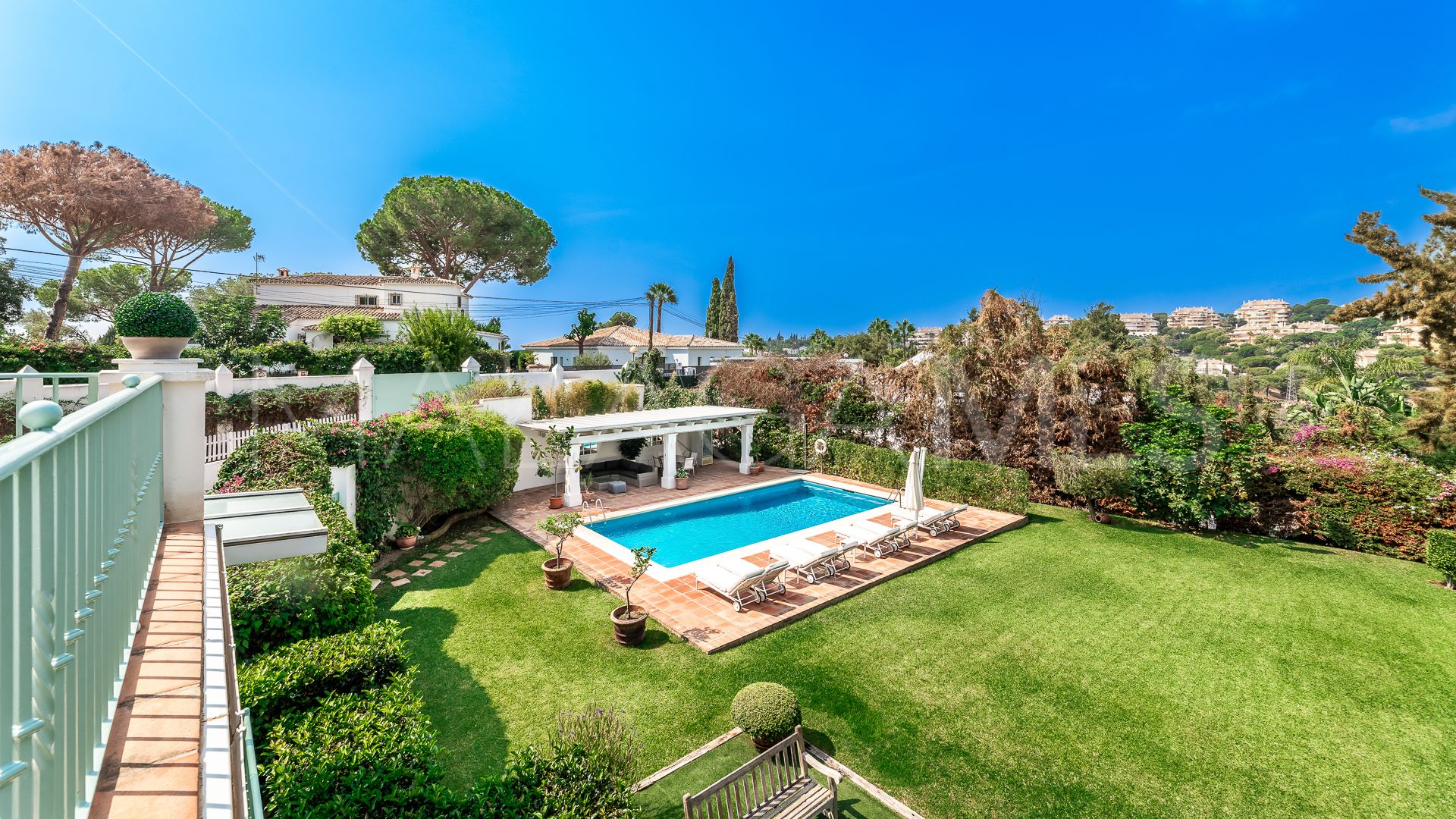 Buy villa in Elviria