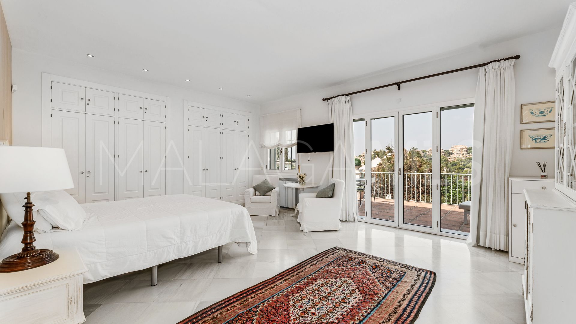 Buy villa in Elviria