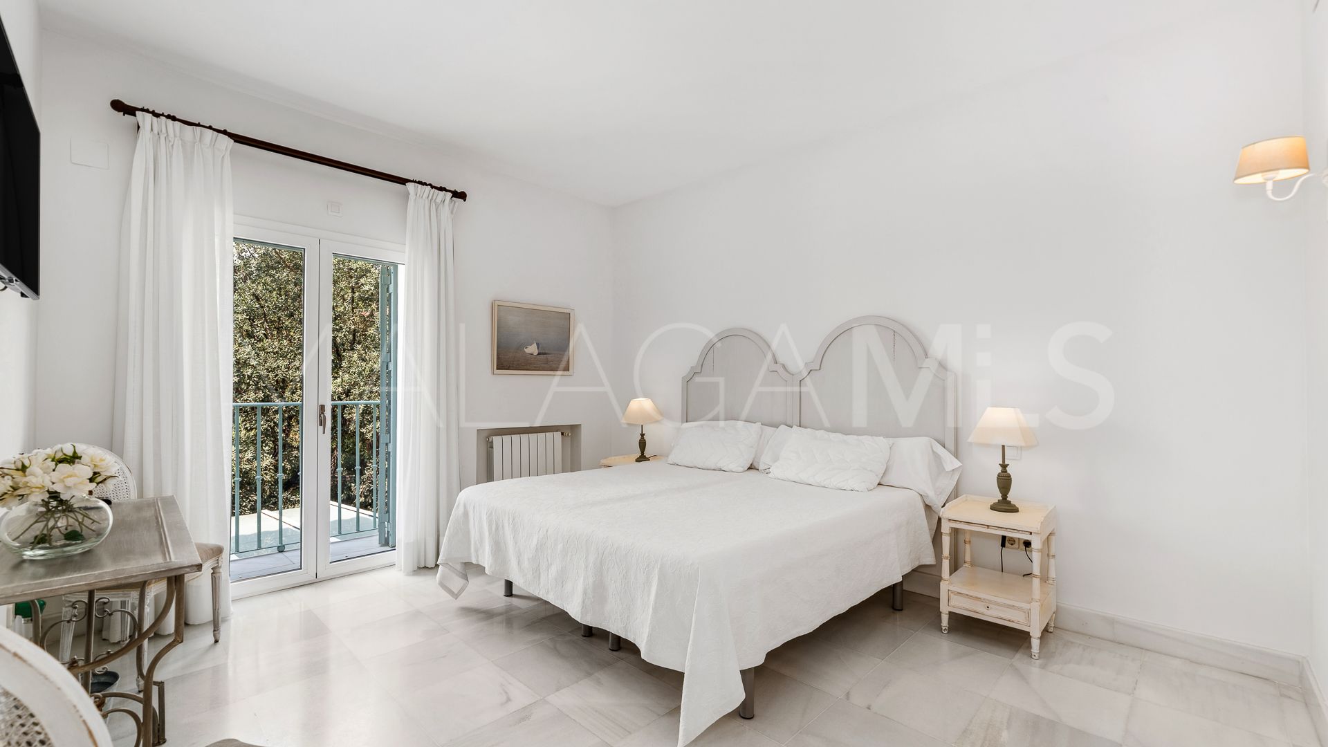 Buy villa in Elviria