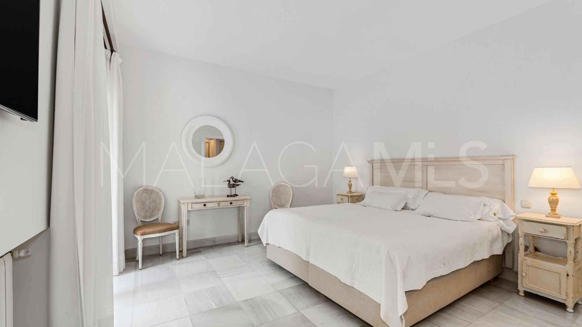 Buy villa in Elviria