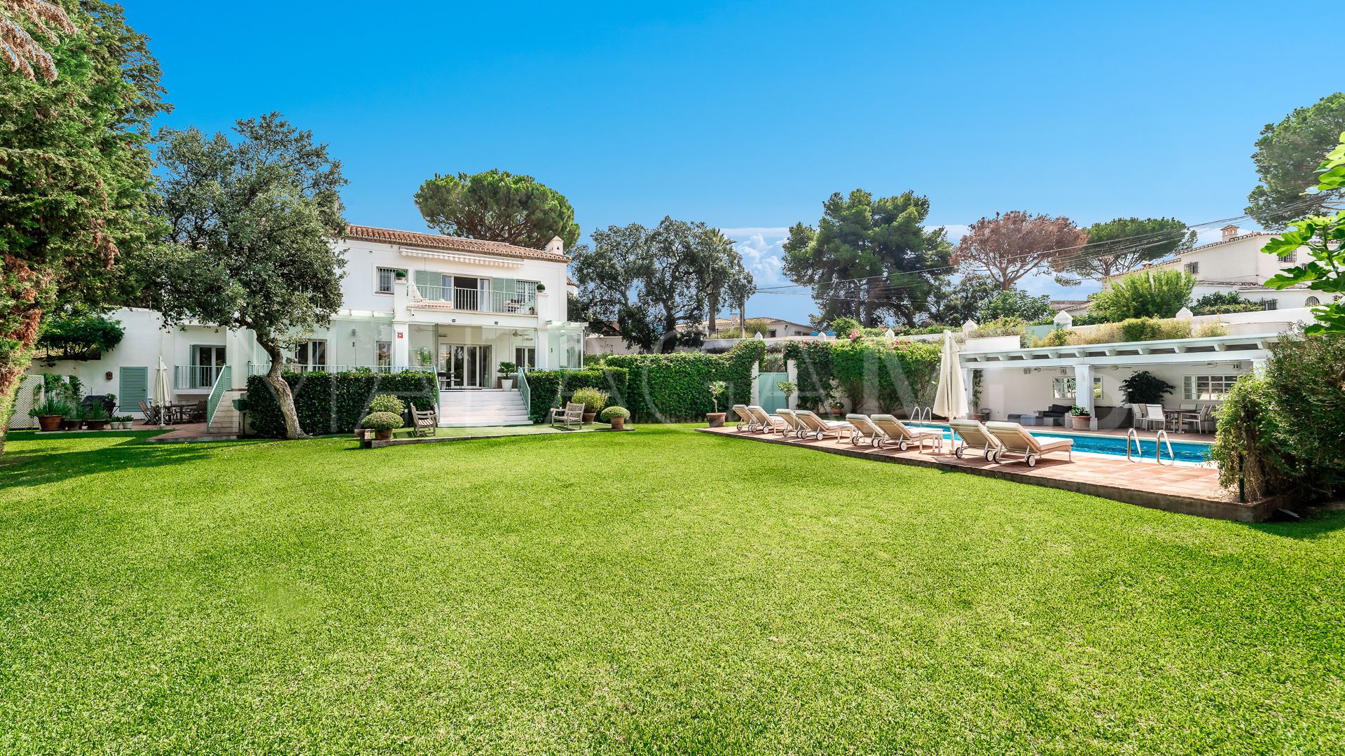 Buy villa in Elviria