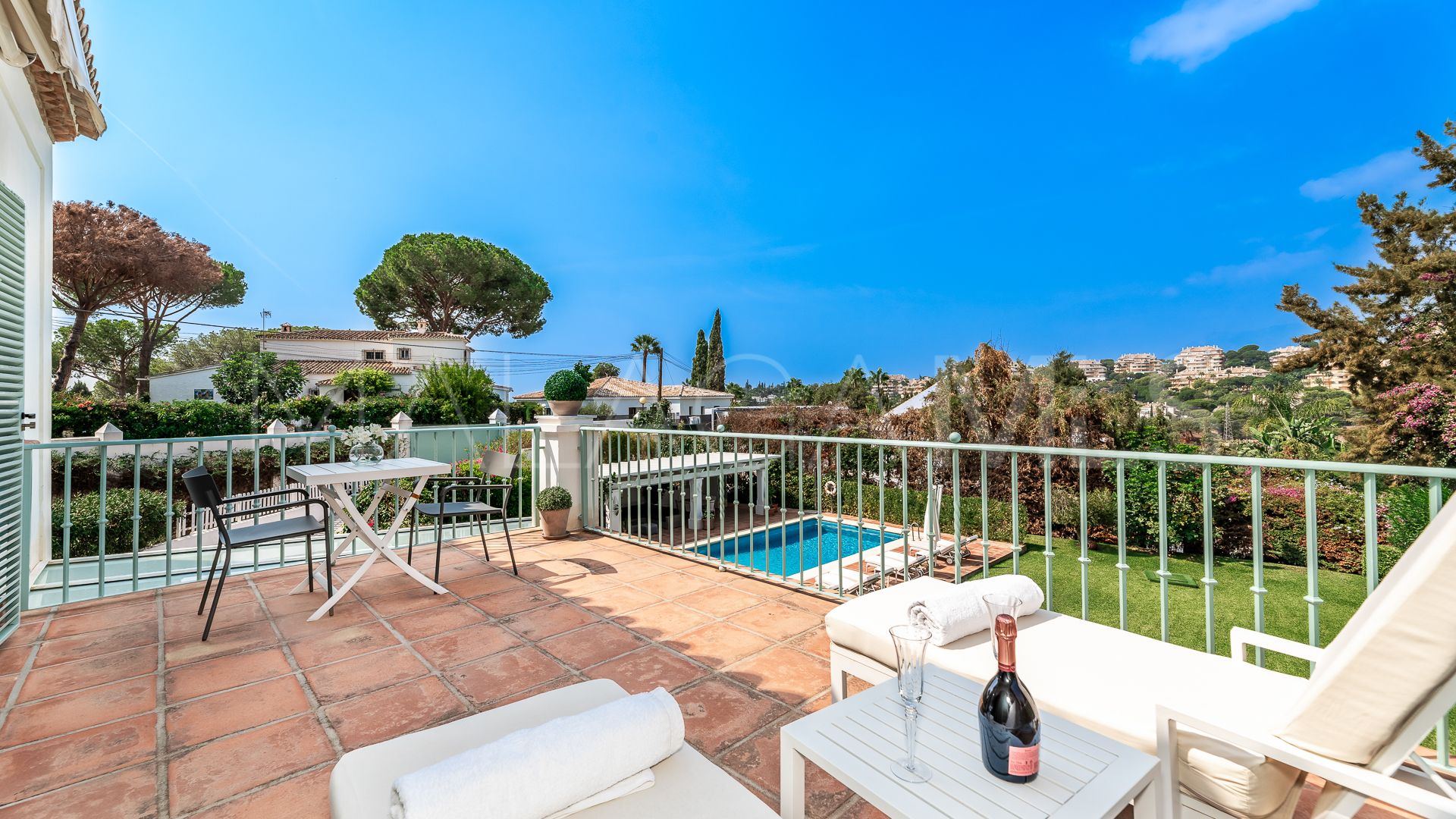 Buy villa in Elviria