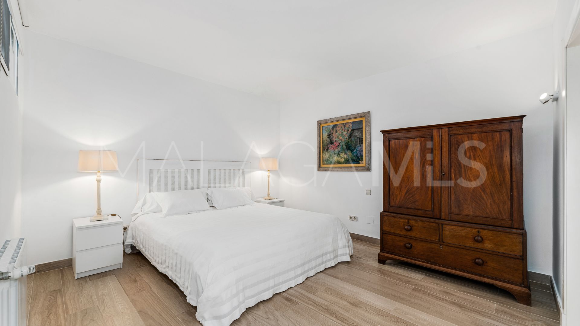 Buy villa in Elviria