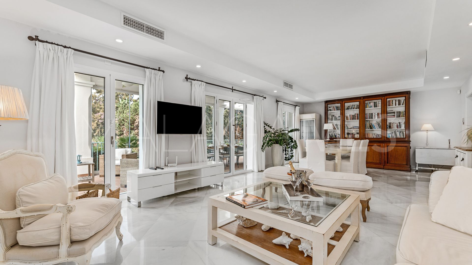 Buy villa in Elviria