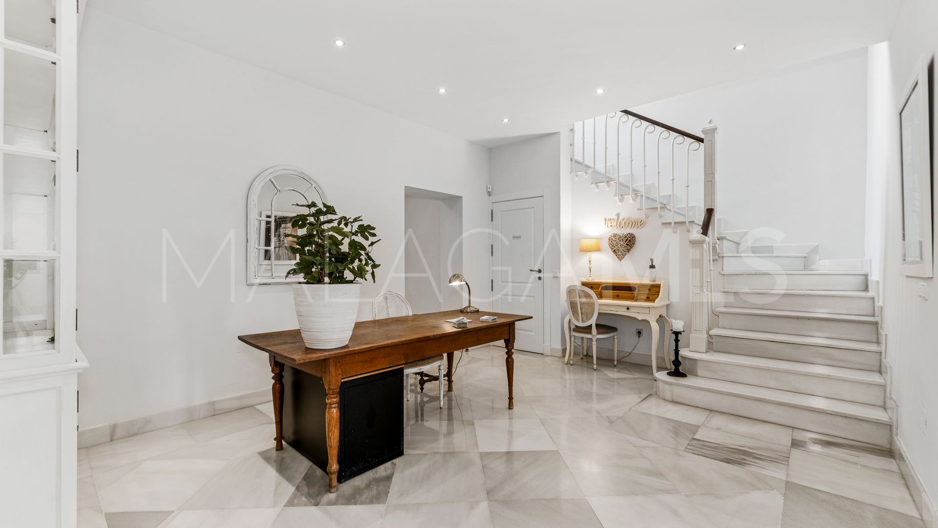 Buy villa in Elviria