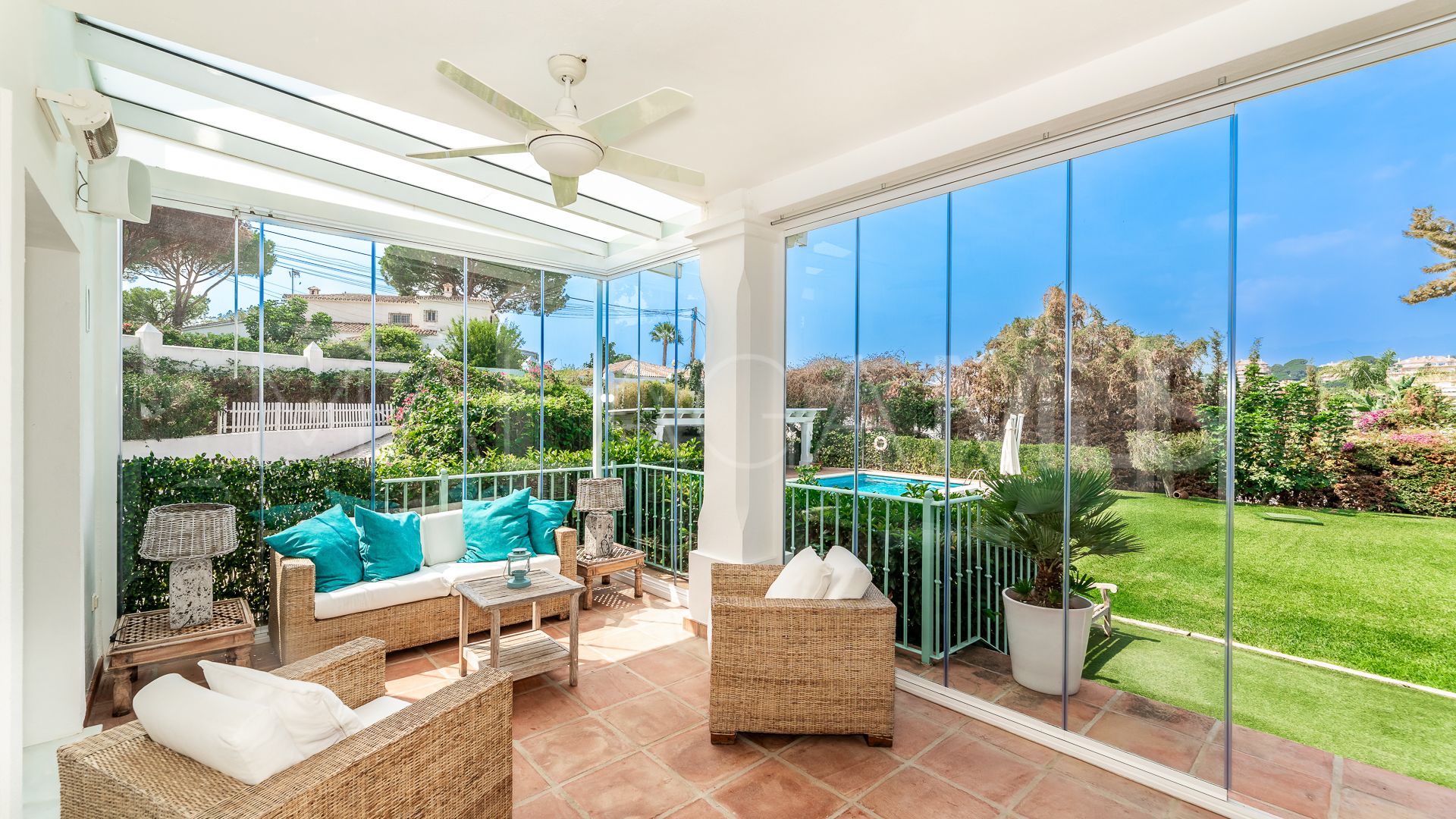 Buy villa in Elviria
