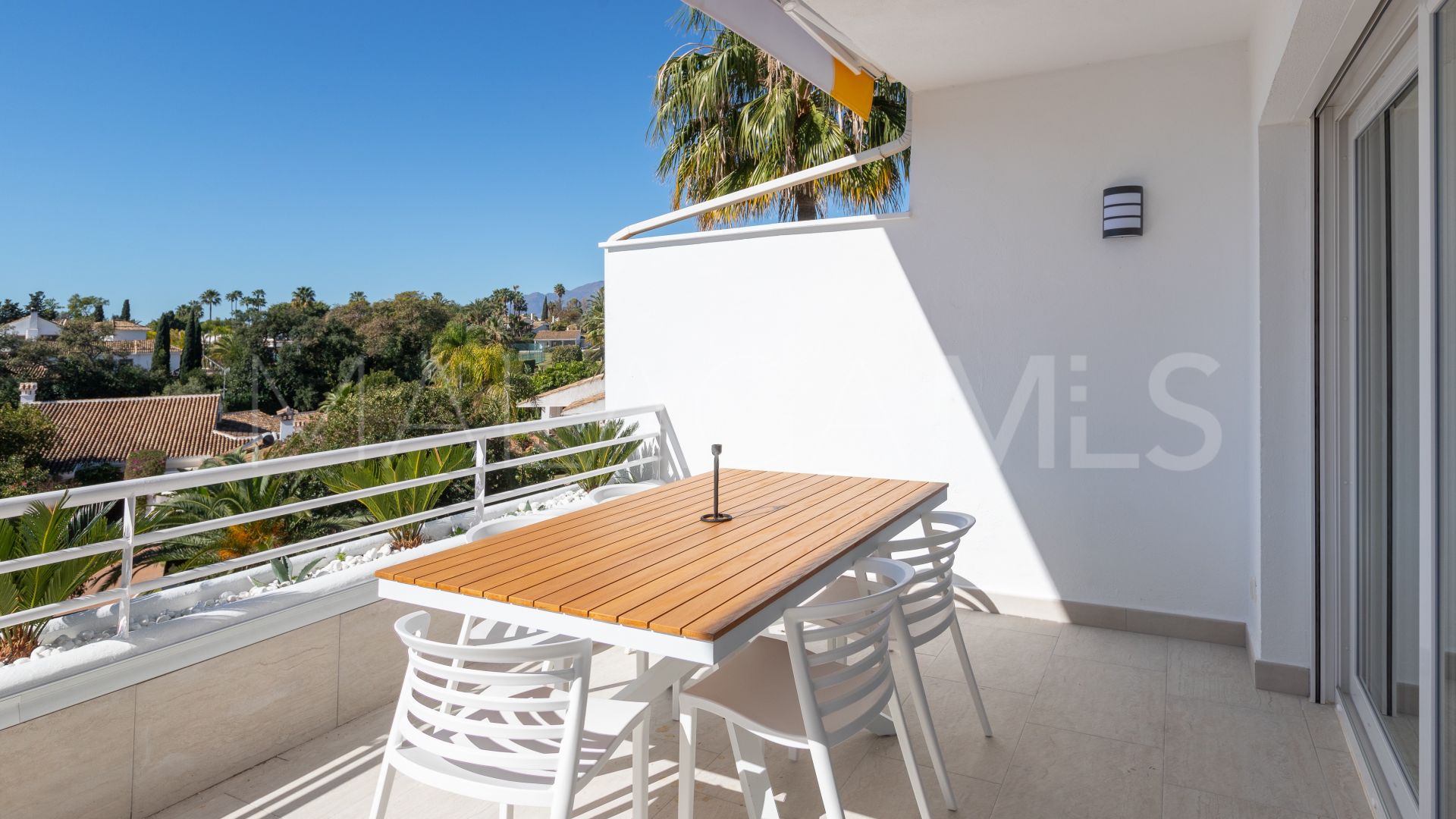 For sale apartment in Guadalmina Baja with 4 bedrooms