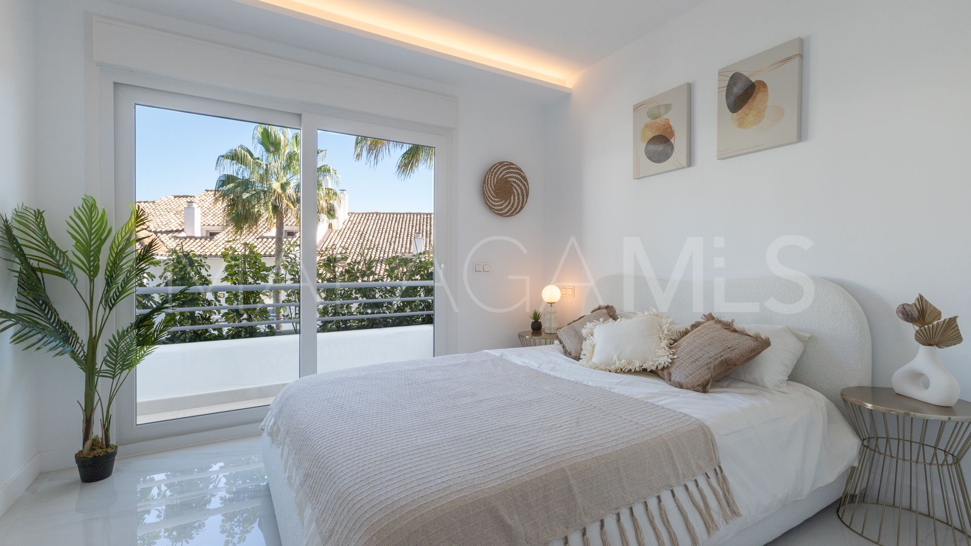 For sale apartment in Guadalmina Baja with 4 bedrooms