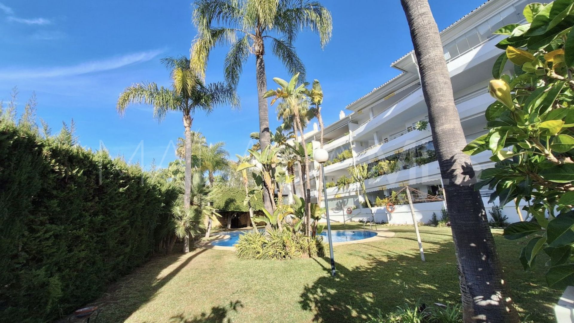 For sale apartment in Guadalmina Baja with 4 bedrooms