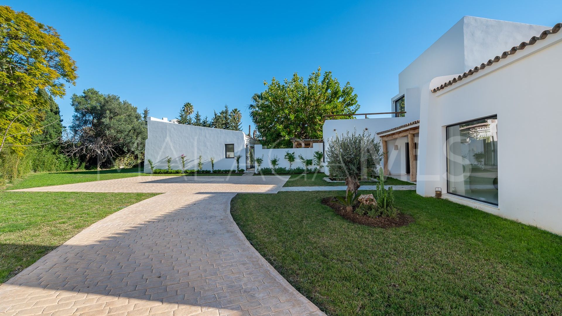 Villa for sale in Guadalmina Baja
