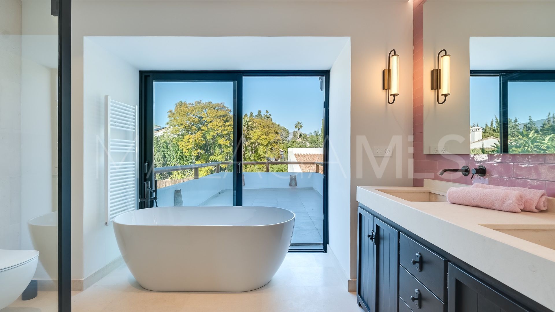 Villa for sale in Guadalmina Baja