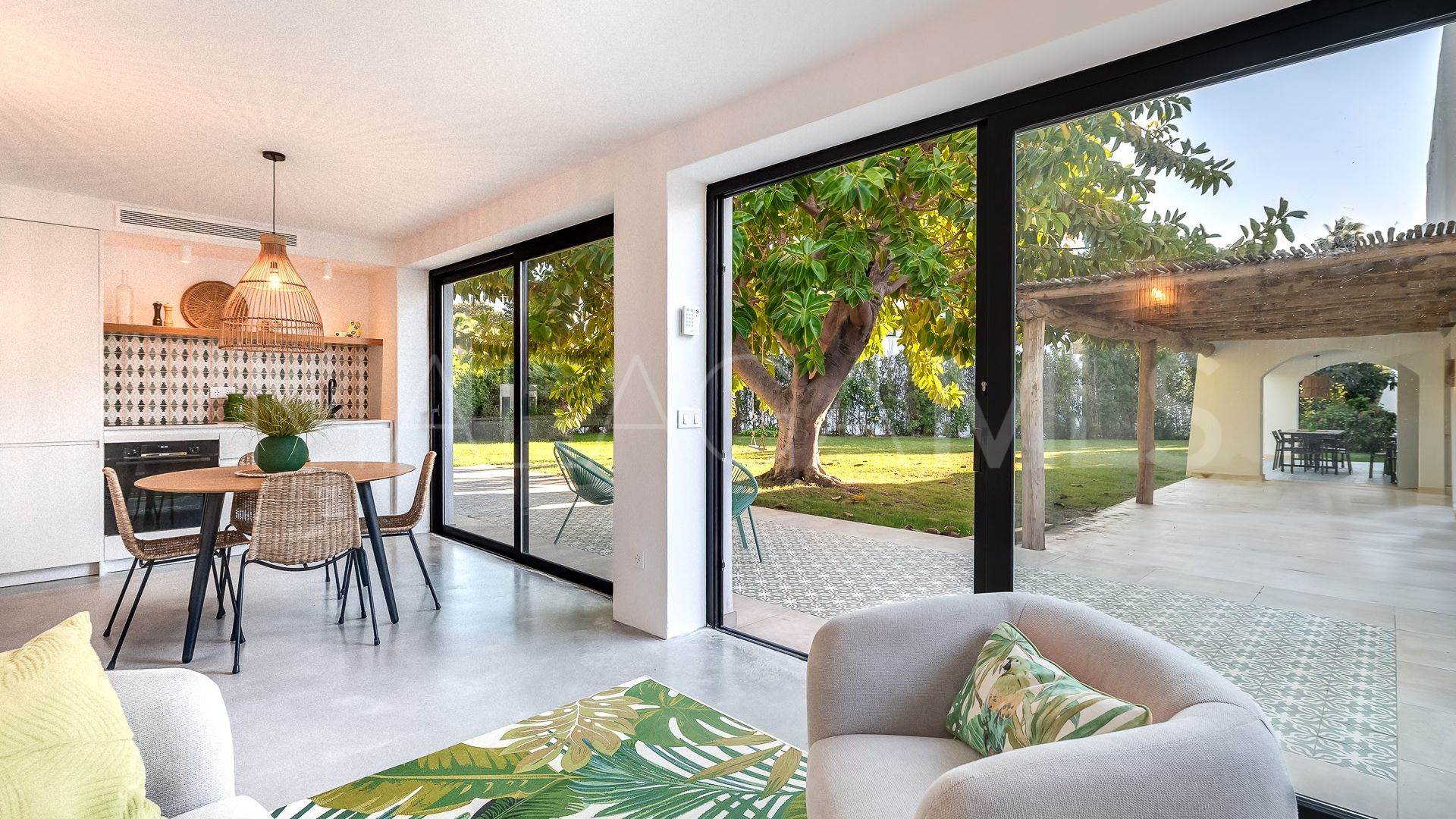 Villa for sale in Guadalmina Baja