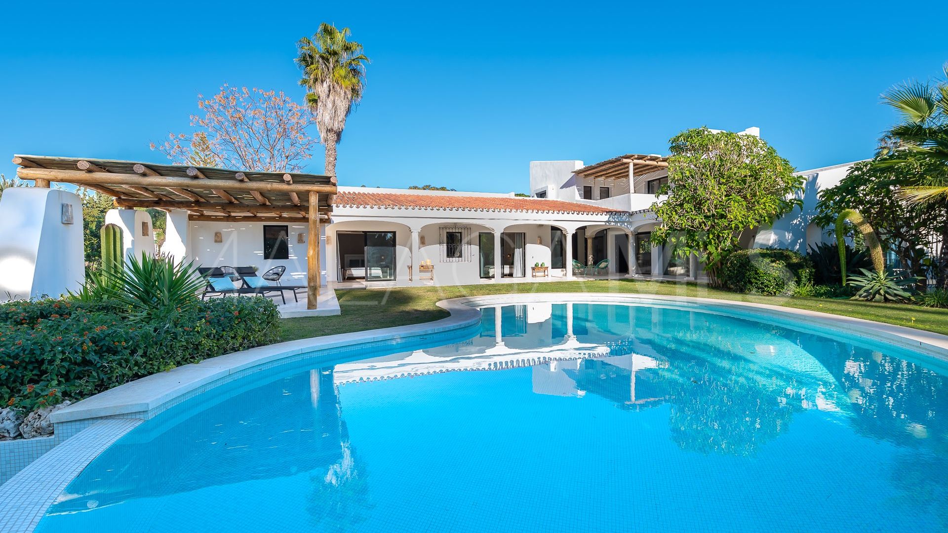 Villa for sale in Guadalmina Baja