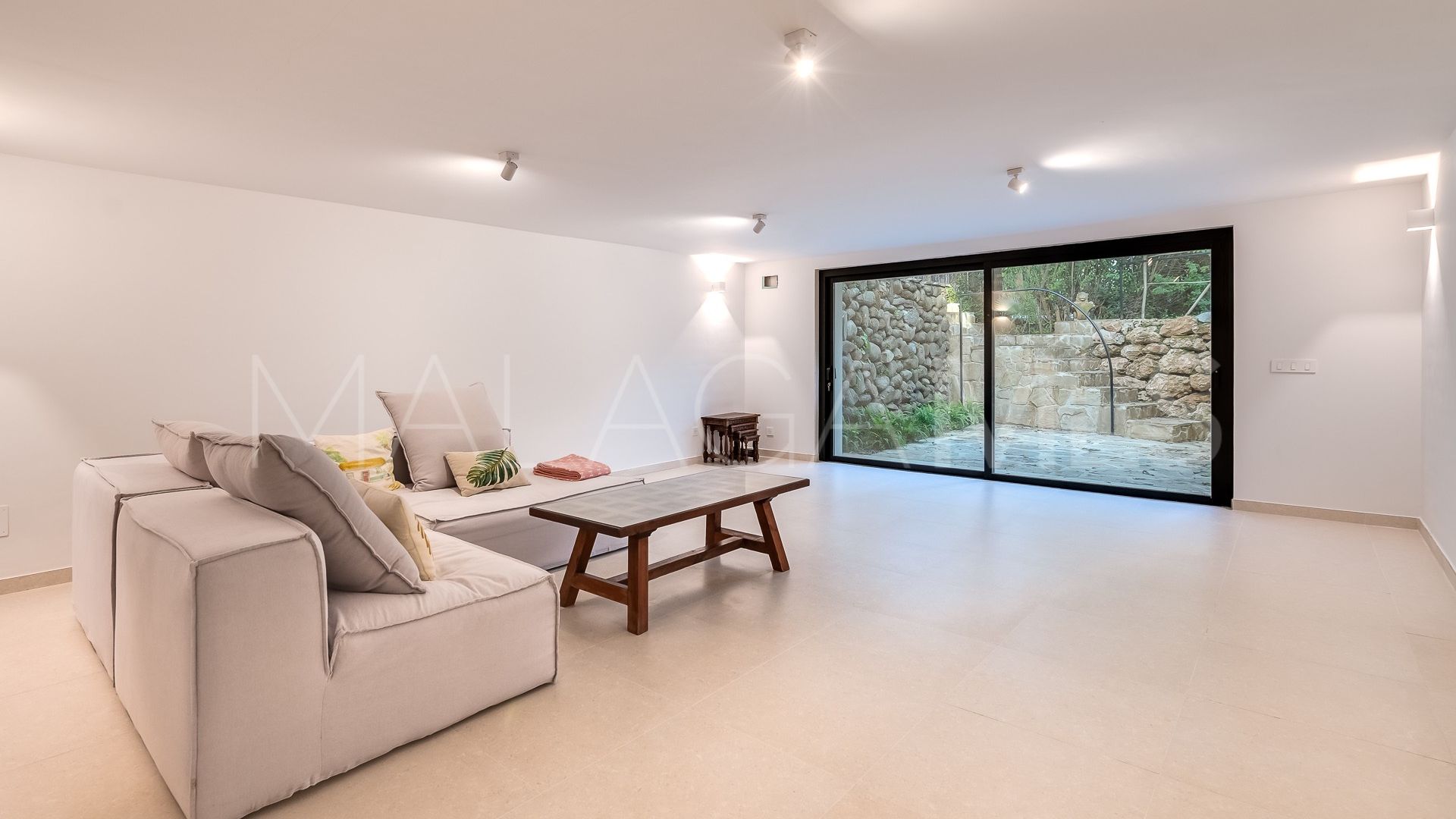 Villa for sale in Guadalmina Baja