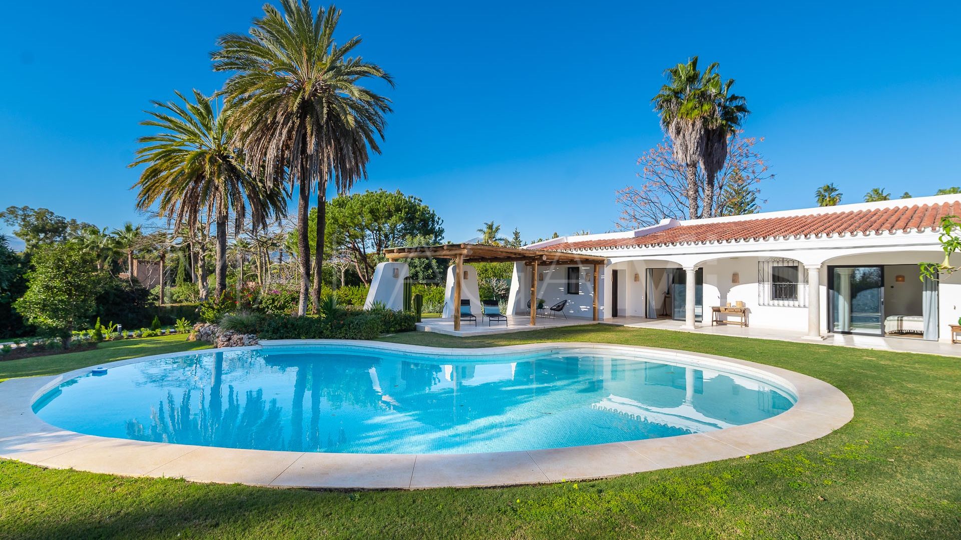 Villa for sale in Guadalmina Baja
