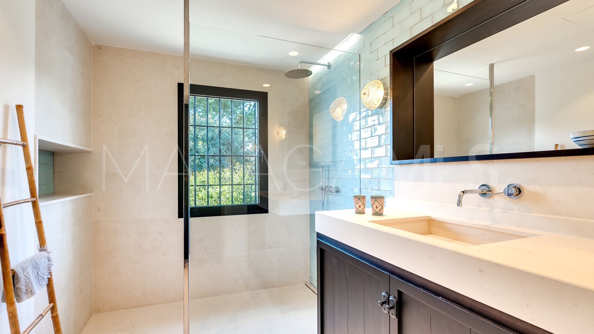 Villa for sale in Guadalmina Baja