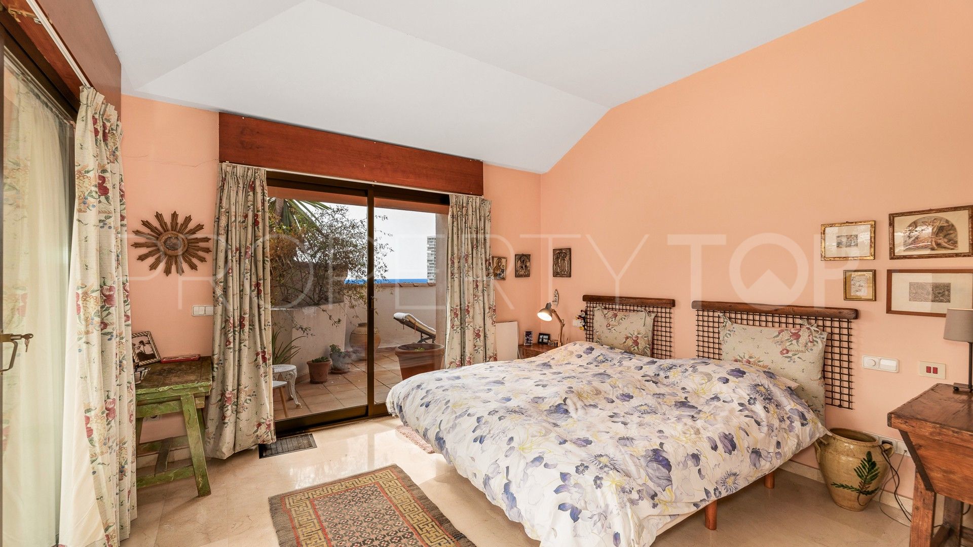 For sale Rio Real apartment with 4 bedrooms