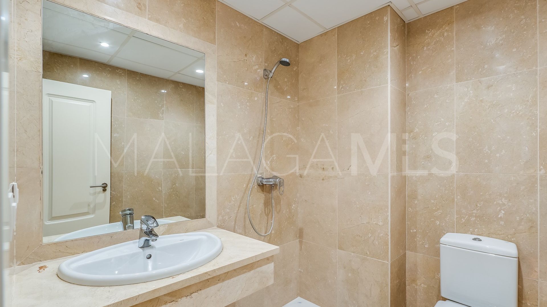 Apartamento with 2 bedrooms a la venta in Nueva Andalucia