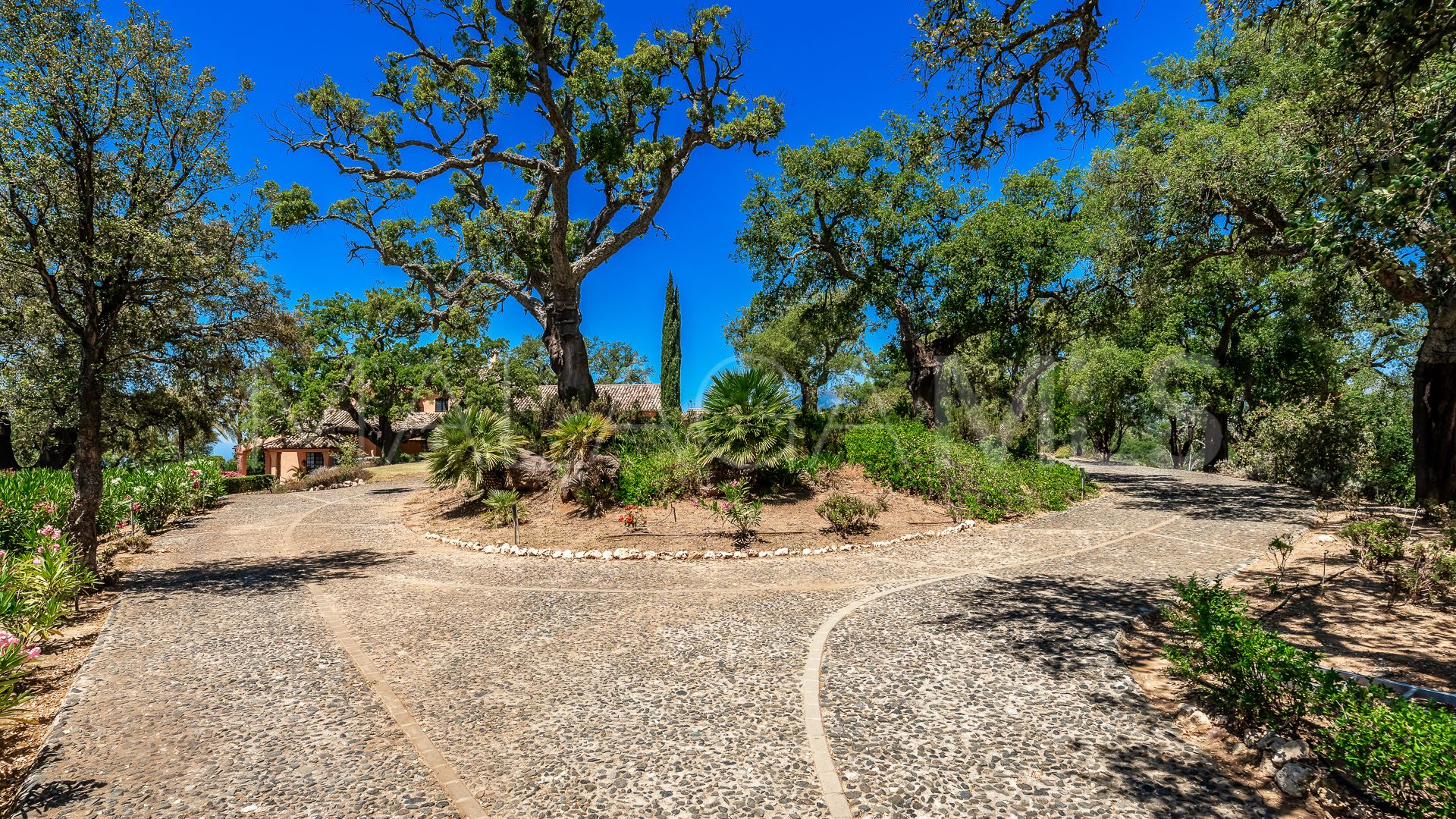 Finca for sale in Altos de Elviria