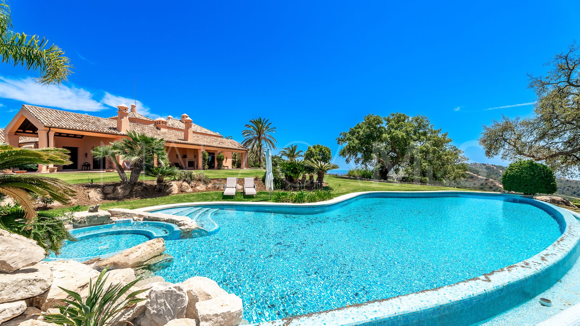 6 bedrooms Altos de Elviria finca for sale