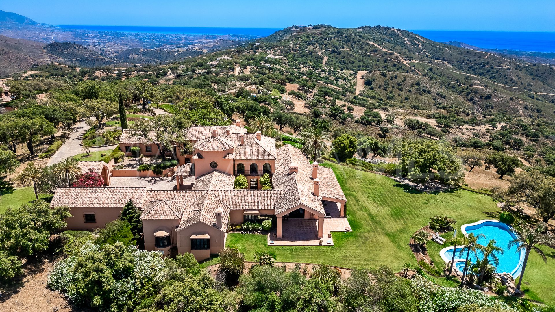 Se vende finca in Altos de Elviria with 6 bedrooms