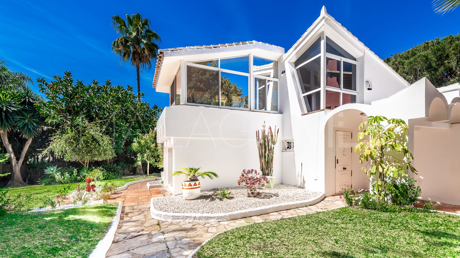 Villa for sale in Elviria