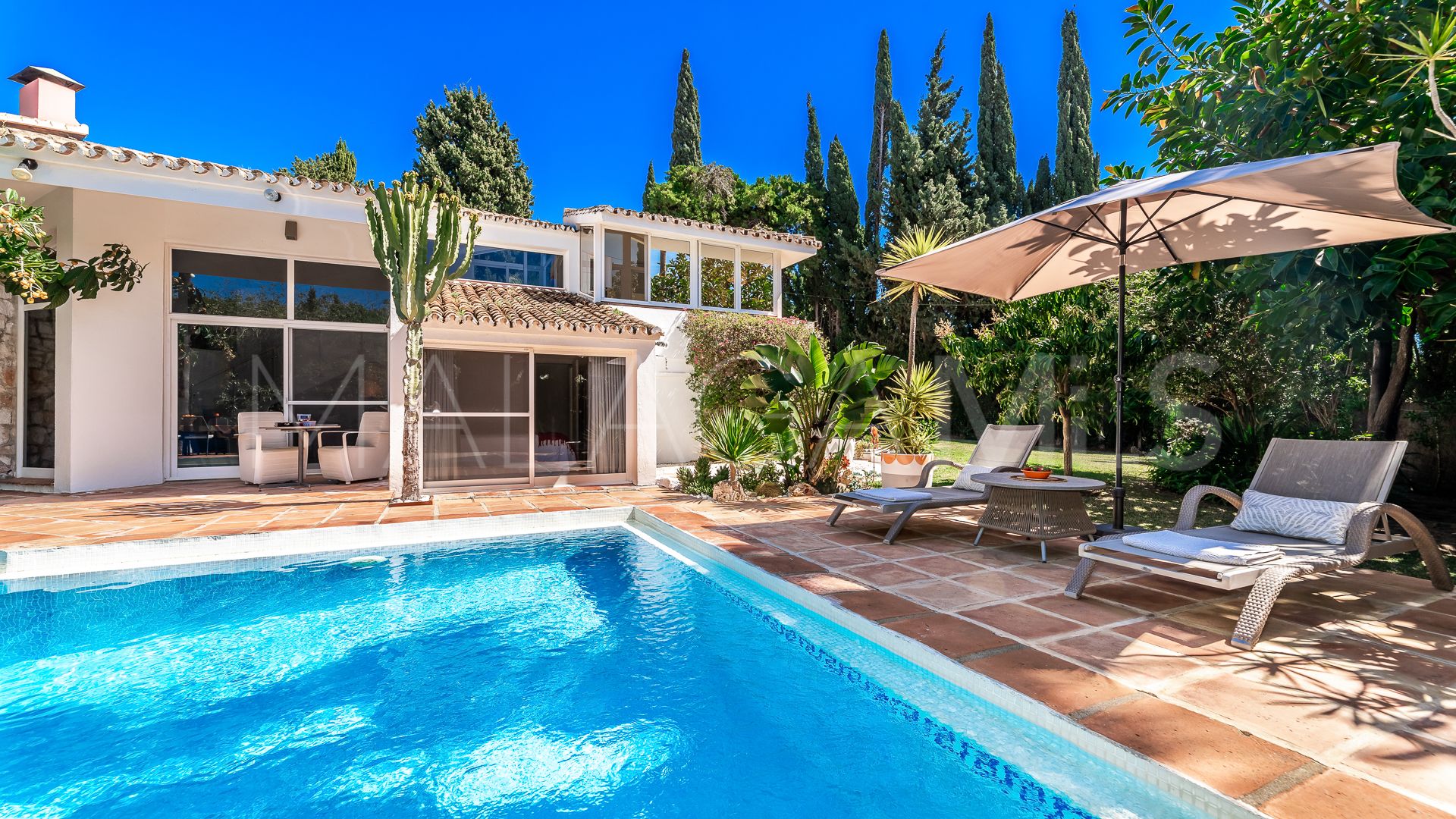 Villa for sale in Elviria