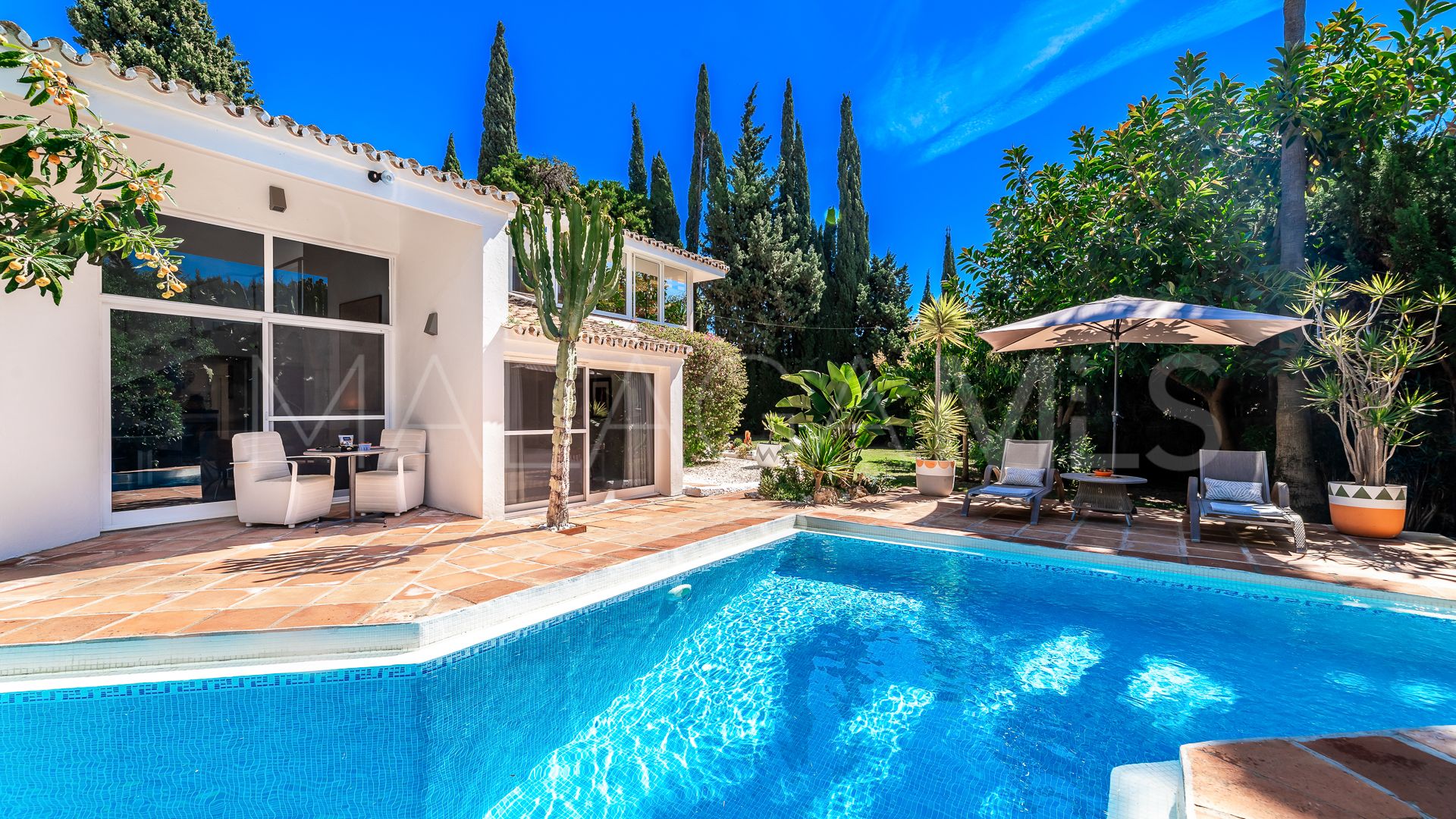 Villa for sale in Elviria