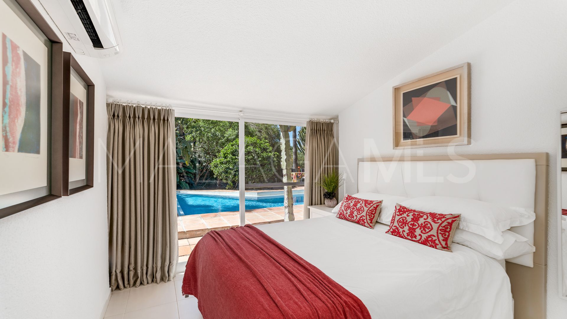 Villa for sale in Elviria