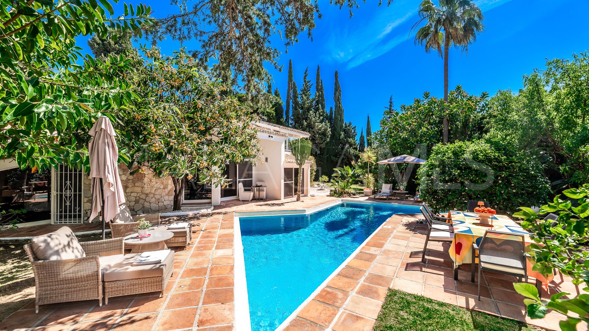 Villa for sale in Elviria