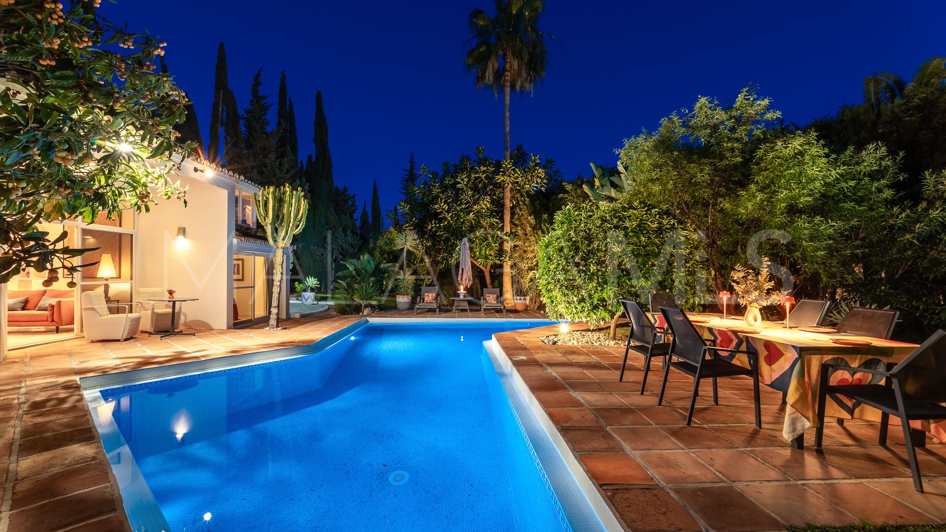 Villa for sale in Elviria