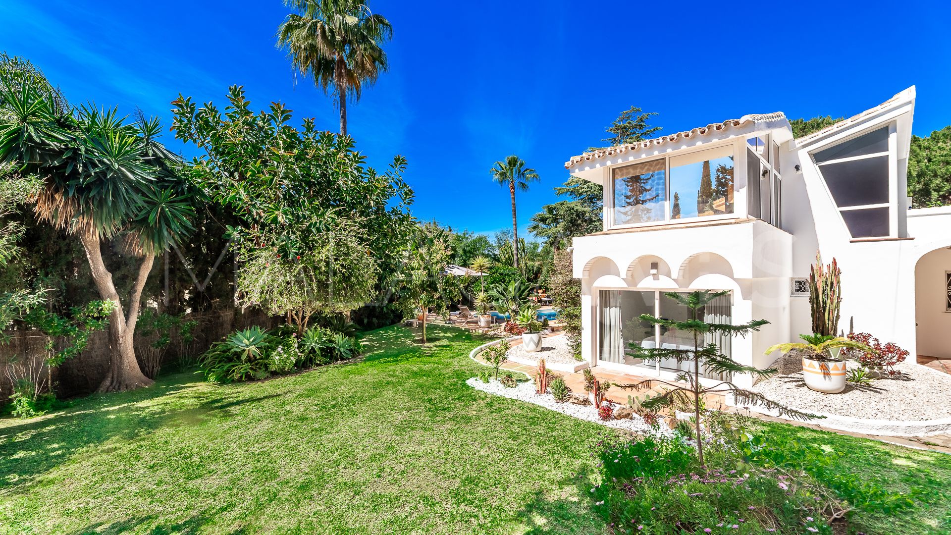 Villa for sale in Elviria
