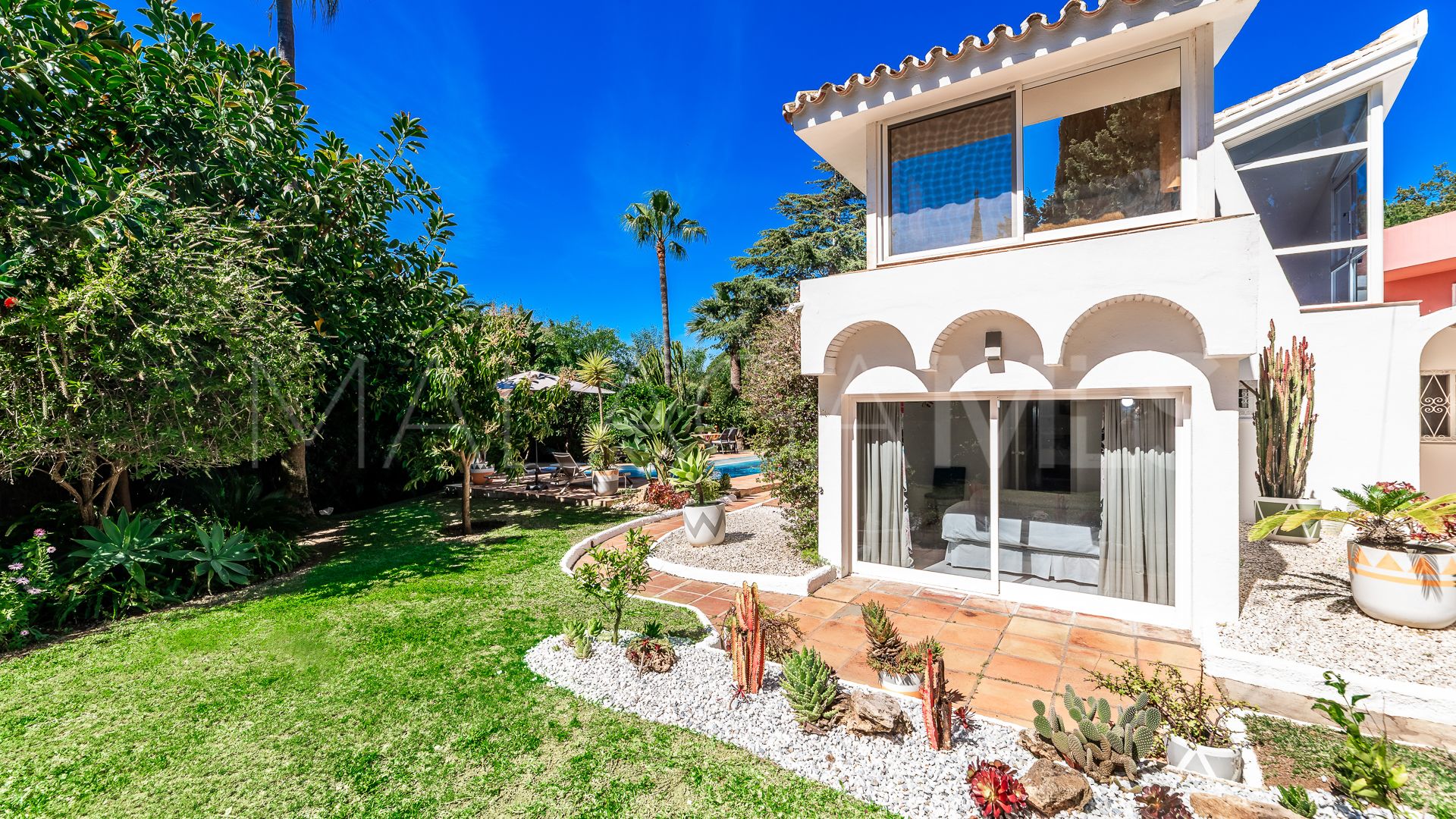 Villa for sale in Elviria