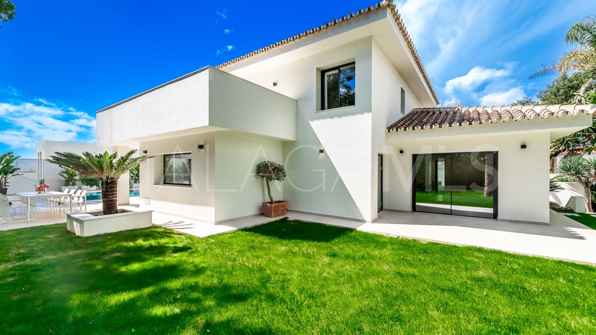Villa for sale in Elviria