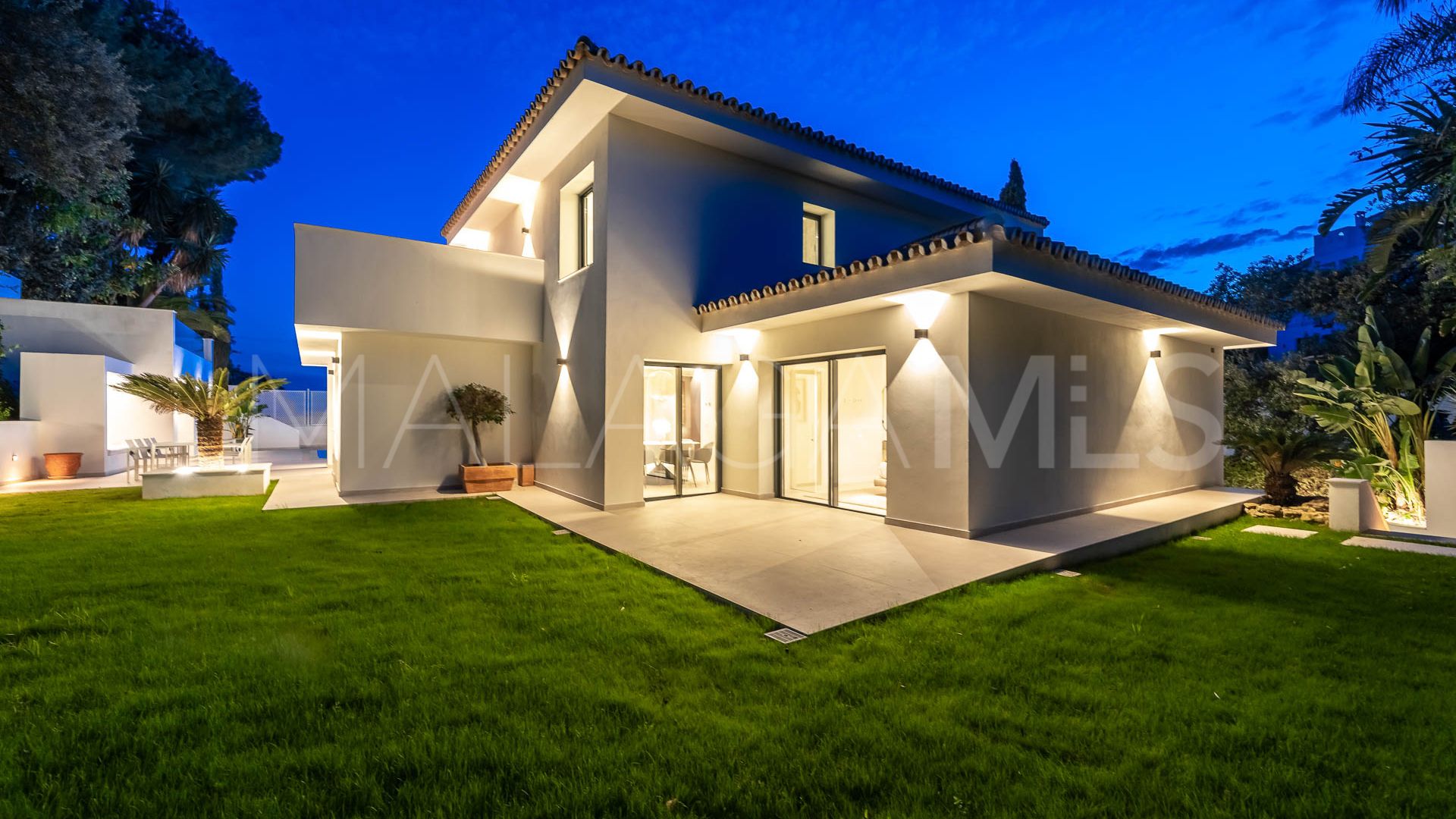 Villa for sale in Elviria