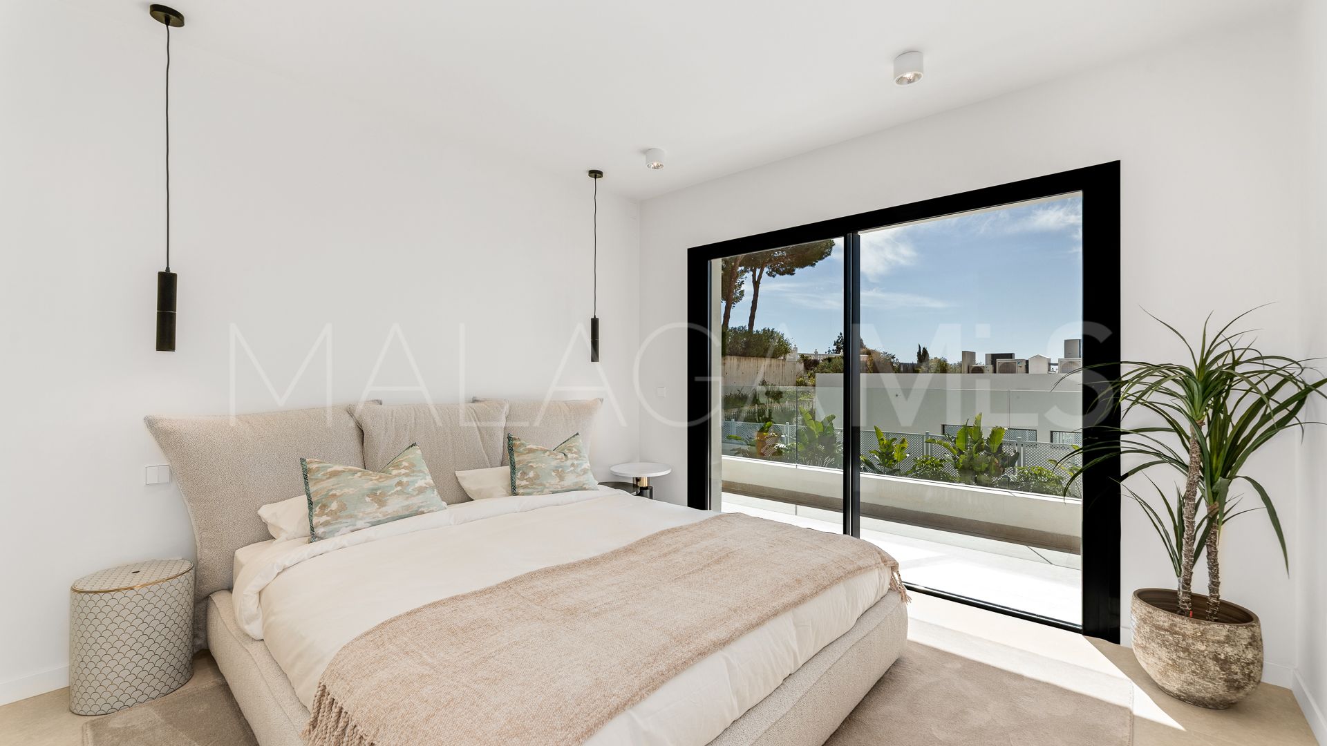 Villa for sale in Elviria