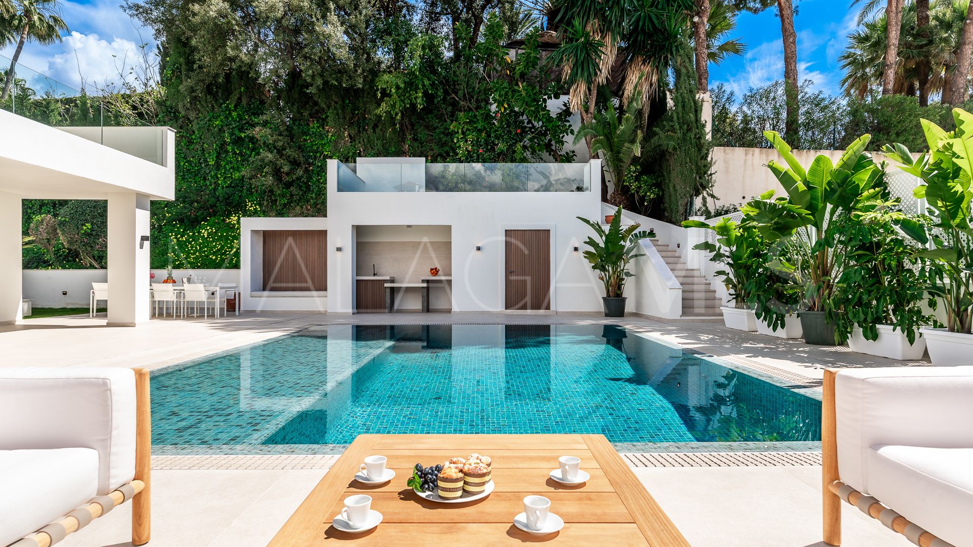 Villa for sale in Elviria