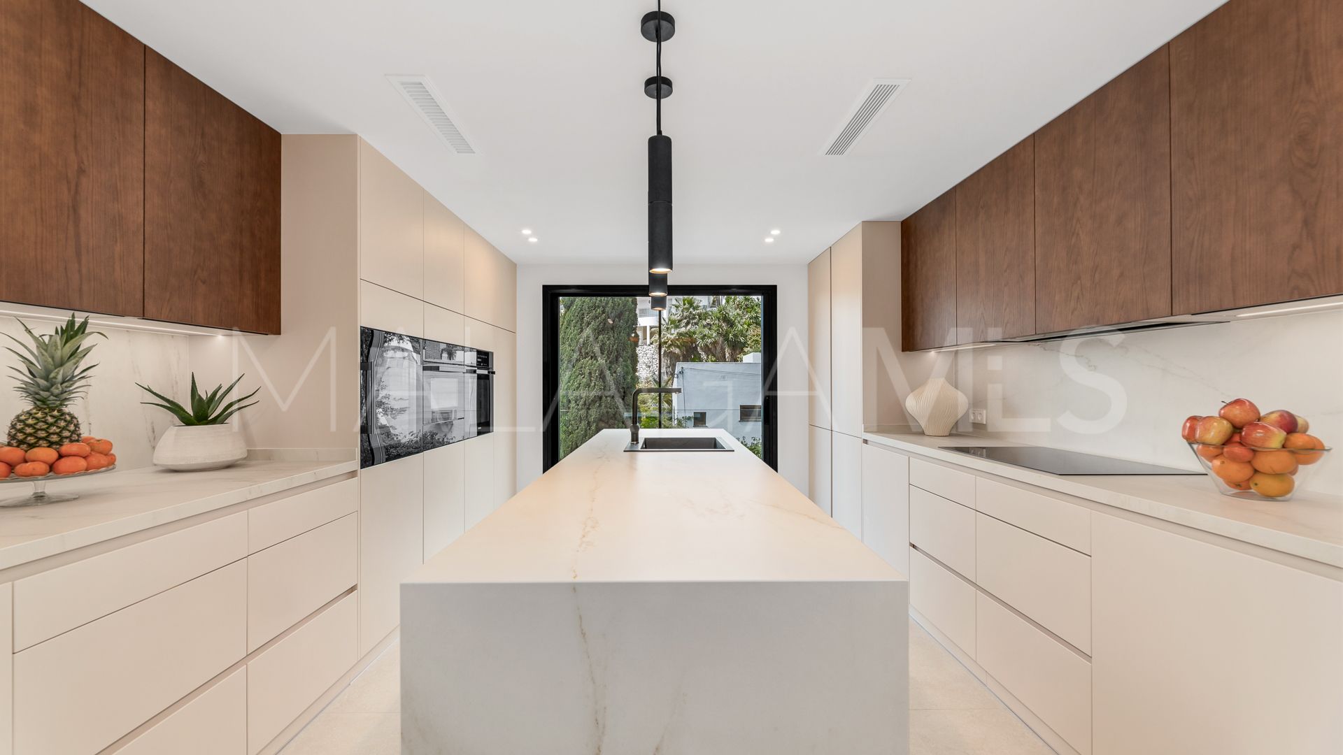 Villa for sale in Elviria