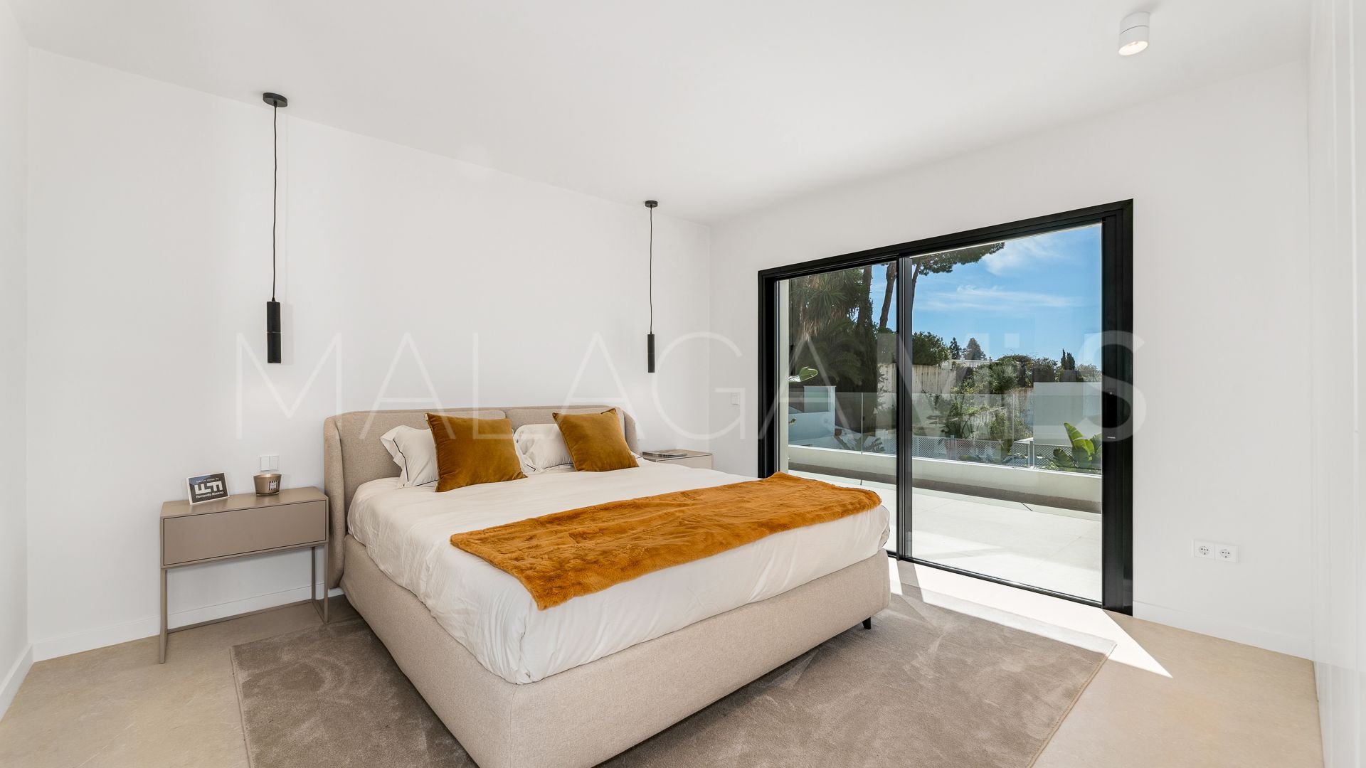Villa for sale in Elviria