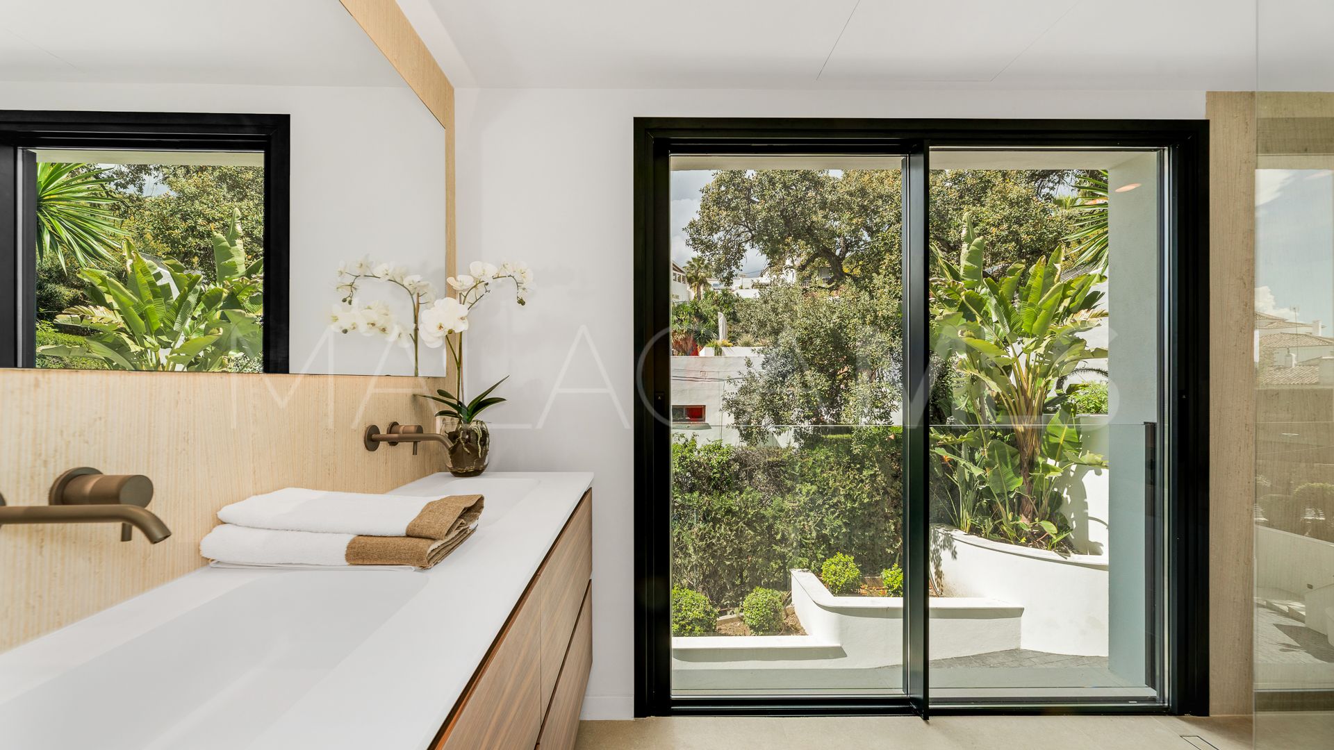 Villa for sale in Elviria