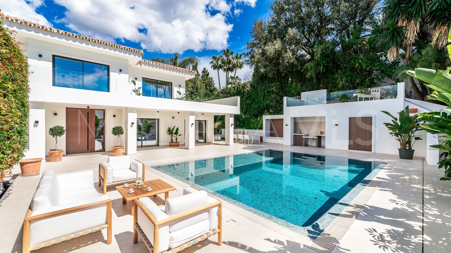 Villa for sale in Elviria