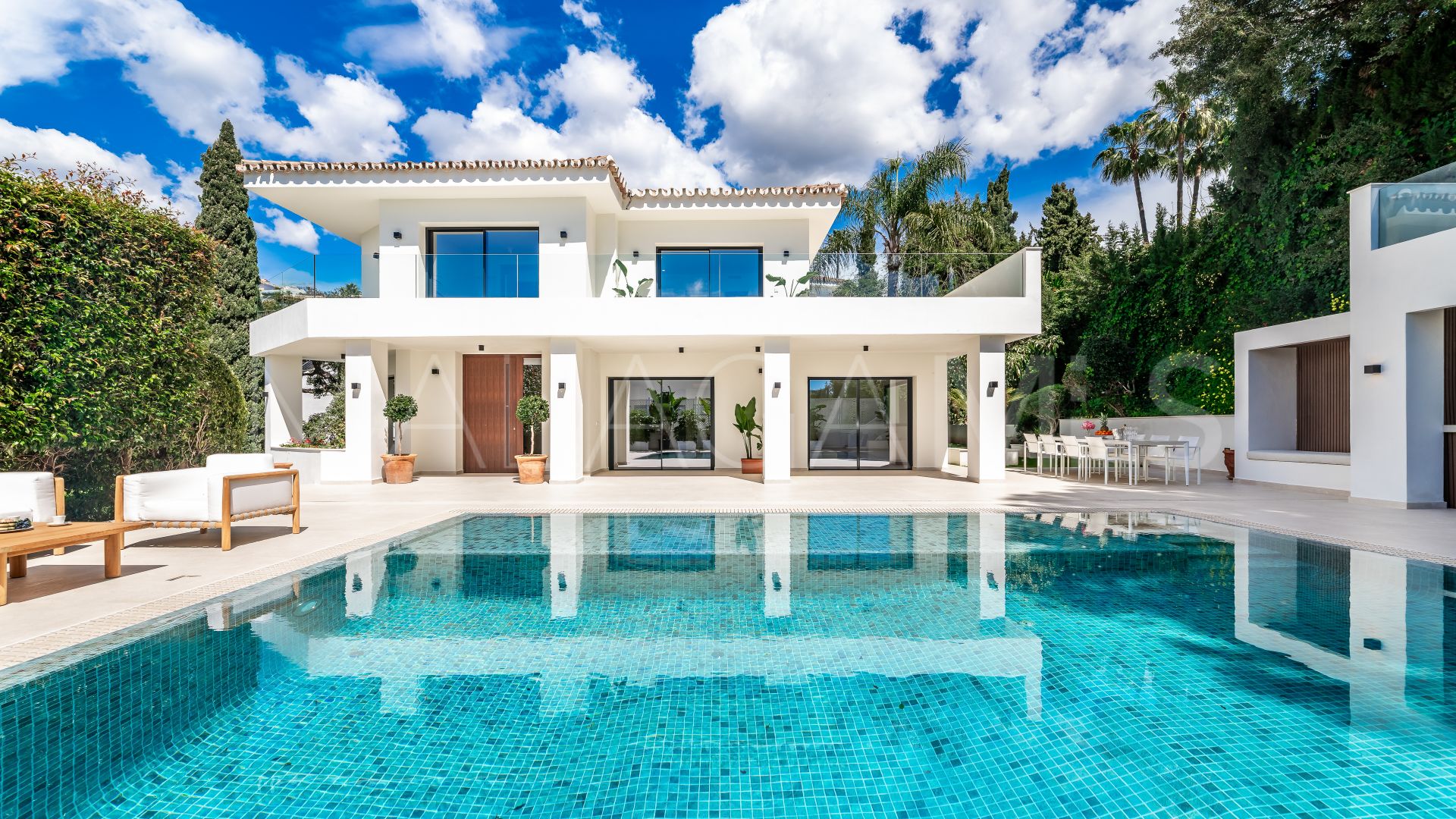 Villa for sale in Elviria